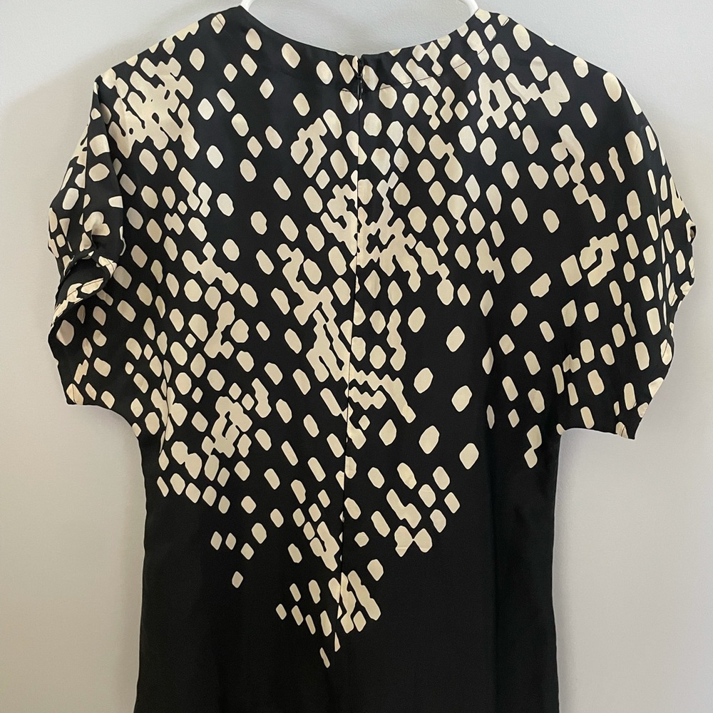 Banana republic black and cream colors shirt